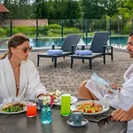 Bakony - A Felnottbarat - Szarvaskut Vendegpark 4* 齐尔茨