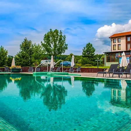 אתר נופש Forest Hills 4*
