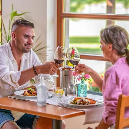 Bakony - A Felnottbarat - Szarvaskut Vendegpark Semesteranläggning (resort) 4*