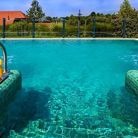 리조트 Bakony - A Felnottbarat - Szarvaskut Vendegpark 4*