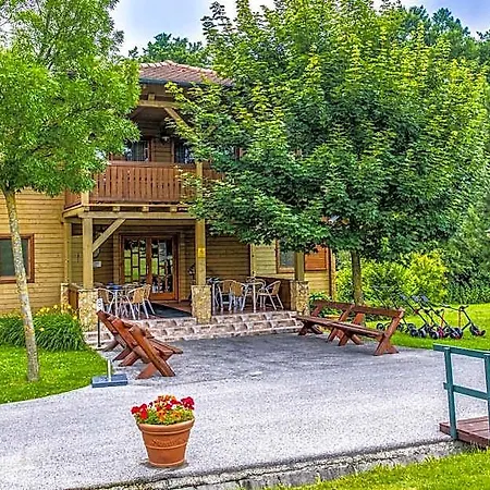 리조트 Bakony - A Felnottbarat - Szarvaskut Vendegpark 4*