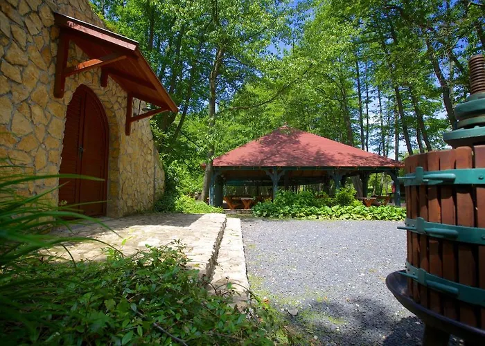 Bakony - A Felnottbarat - Szarvaskut Vendegpark 4* Зирц